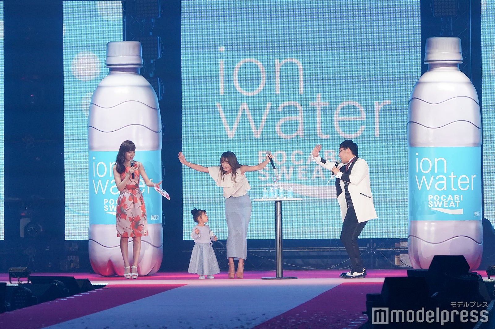 （左から）久慈暁子、茉叶菜ちゃん、木下優樹菜、山里亮太（C）モデルプレス