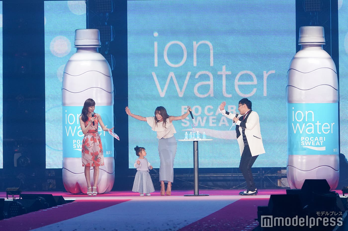 (左から)久慈暁子、茉叶菜ちゃん、木下優樹菜、山里亮太(C)モデルプレス