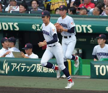 横浜・織田が六回に2番手で登板 甲子園拍手と大歓声 打線が4得点し5-2と逆転した直後 150キロ台連発