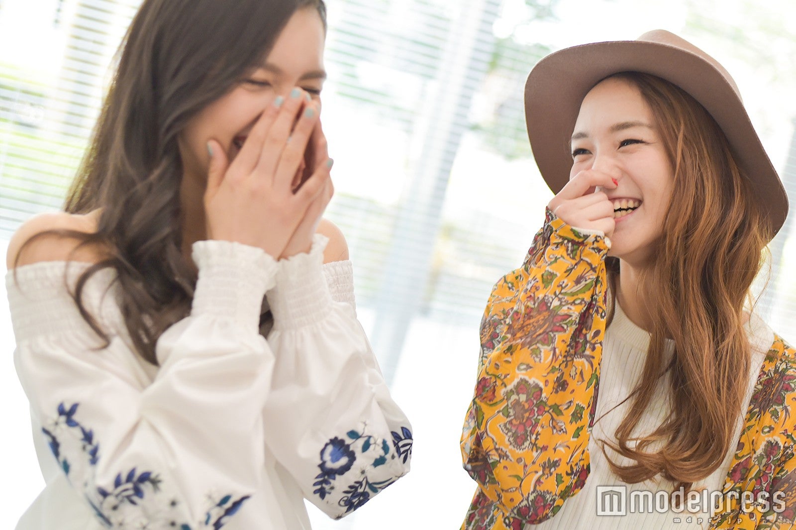 （左から）Anly、Leola （C）モデルプレス