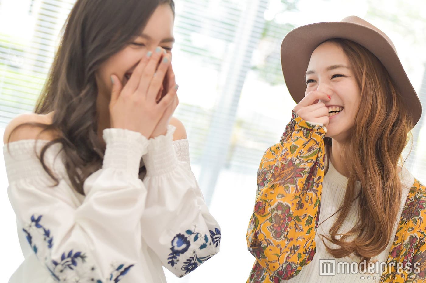 (左から)Anly、Leola (C)モデルプレス