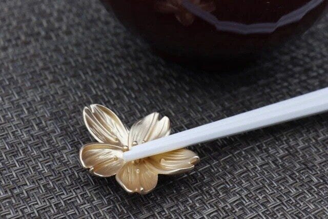 ダイソー　金属箸置き（桜、ゴールドカラー）