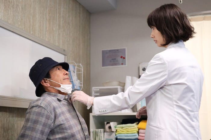 佐戸井けん太、波瑠「ナイト・ドクター」第2話より(C)フジテレビ