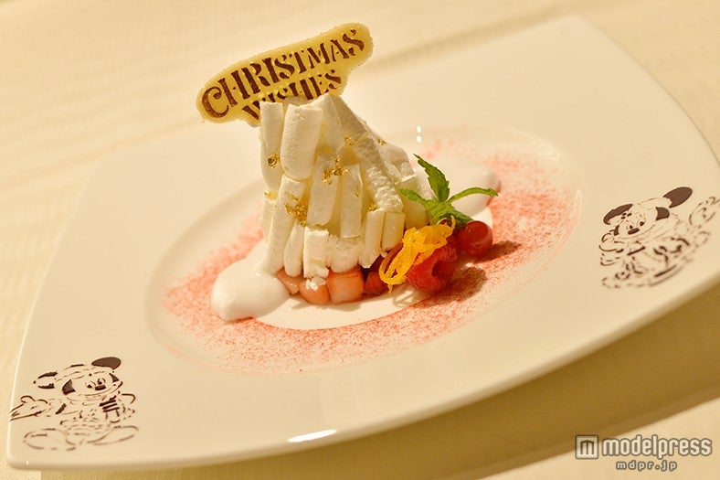 ミルクと苺のバシュラングラッセ　レモンフォームと共に