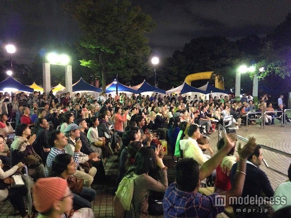 夜も多くの人で賑わう／画像提供：ナマステ・インディア事務局