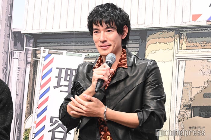 パネルを破って登場した際に怪我をしたことに気づいた中島歩(C)モデルプレス