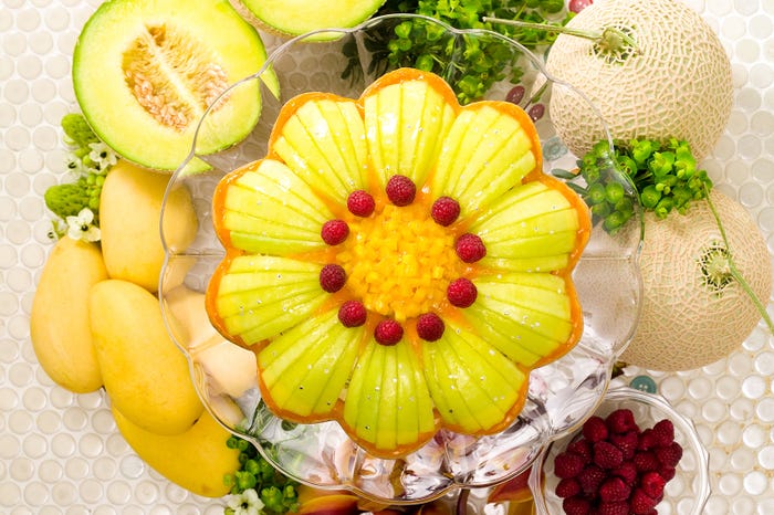 輪花型 クラウンメロンと“ル ガール”レアチーズのタルト ~銀の星とともに~