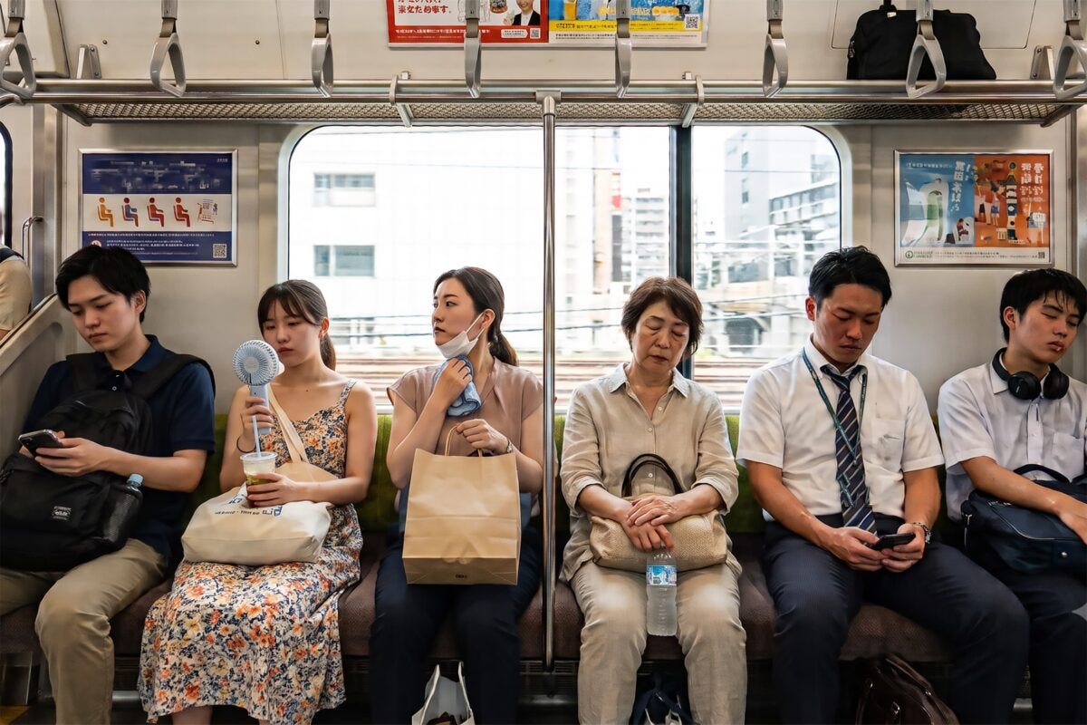 夏の電車の座席
