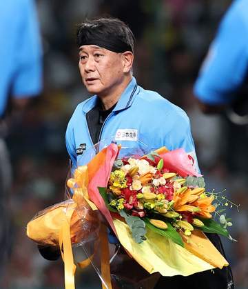 甲子園が祝福ムードに 通算2000試合出場達成の名幸一明審判員に阪神、DeNAの選手が拍手 スタンドからも歓声