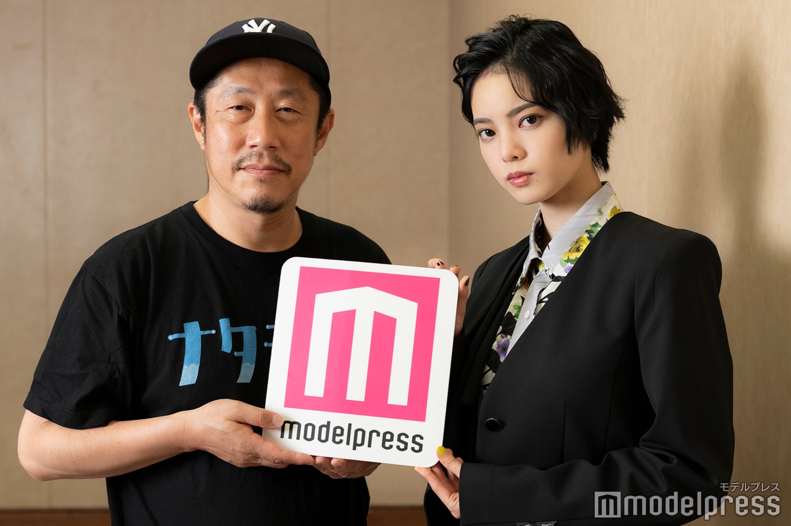 モデルプレスのインタビューに応じた、江口カン監督＆平手友梨奈（C）モデルプレス