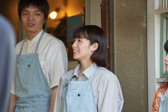 岡山天音、清野菜名「日曜の夜ぐらいは…」第10話より(C)ABCテレビ