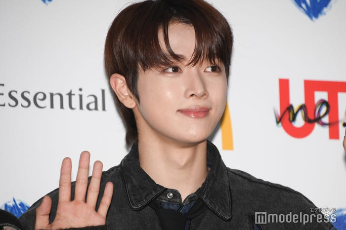 手を振るソンチャン(C)モデルプレス