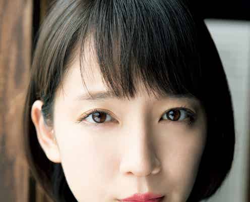 吉岡里帆の視線が色っぽい ドレス&部屋着で自然体