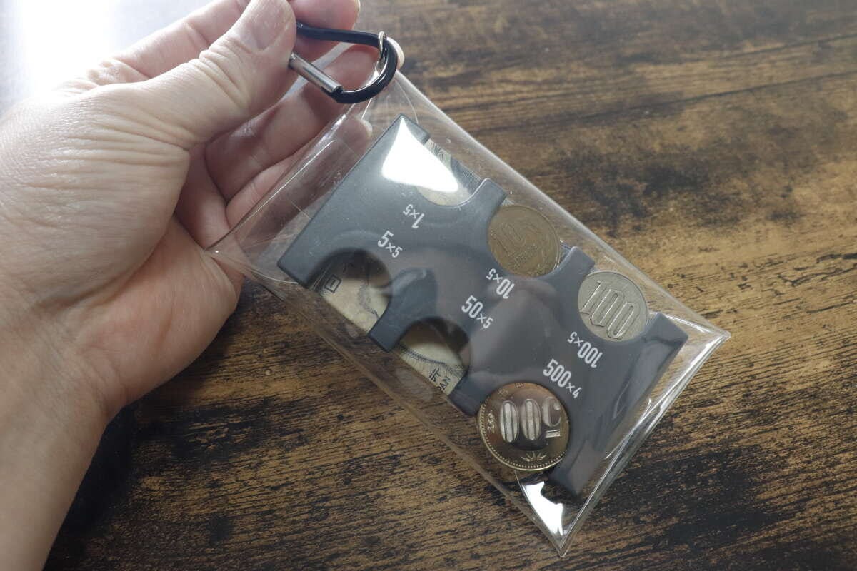 ダイソーのアクスタおでかけケース（カラビナ付、ブラック）とコインホルダー（クリップ付）を組み合わせる