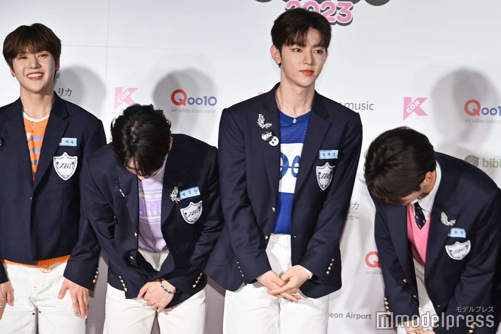 深く頭を下げるZEROBASEONE（C）モデルプレス