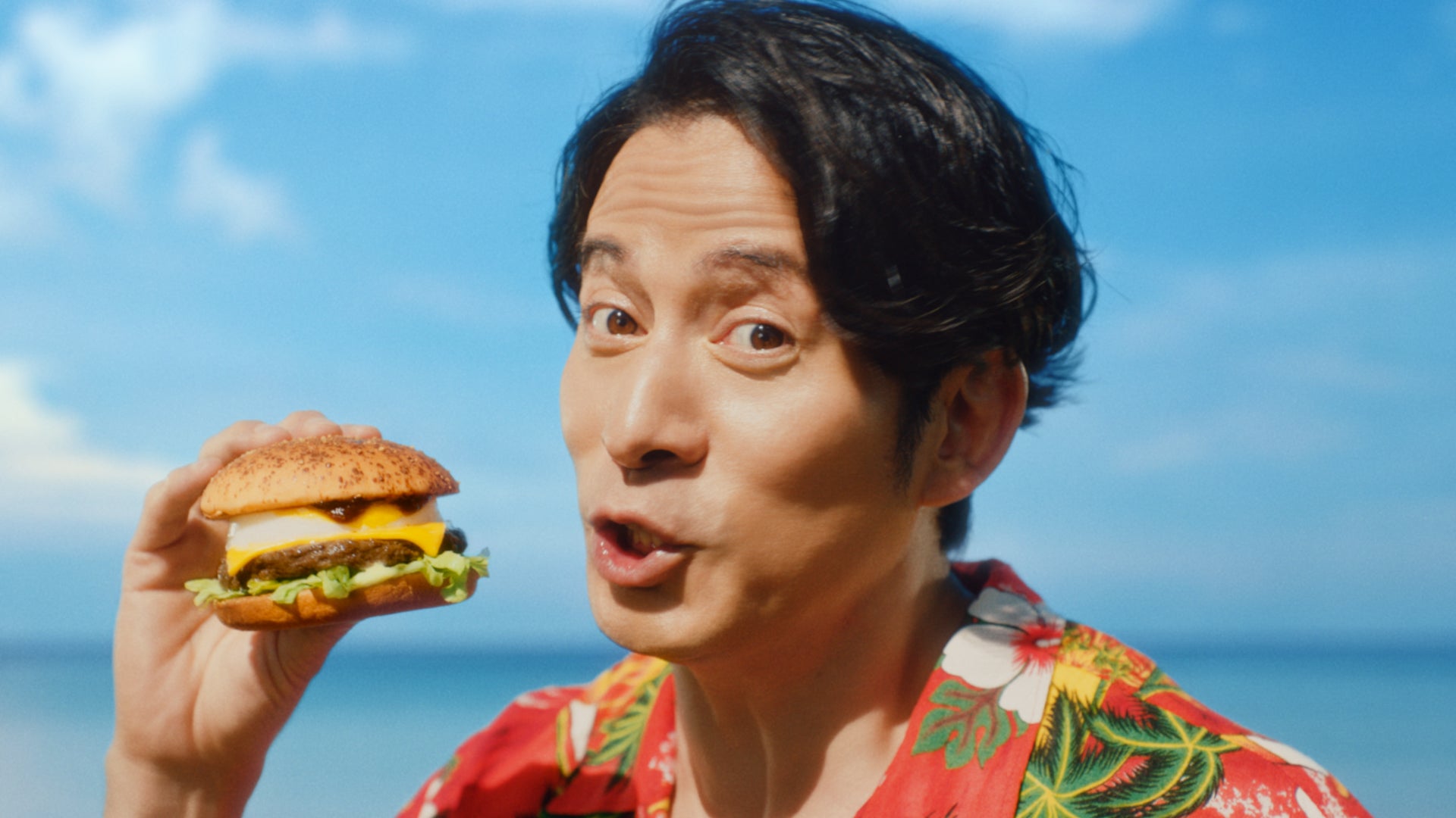 岡田准一「マック」新CMで替え歌披露 “無茶振り”にもテンポよく応じる