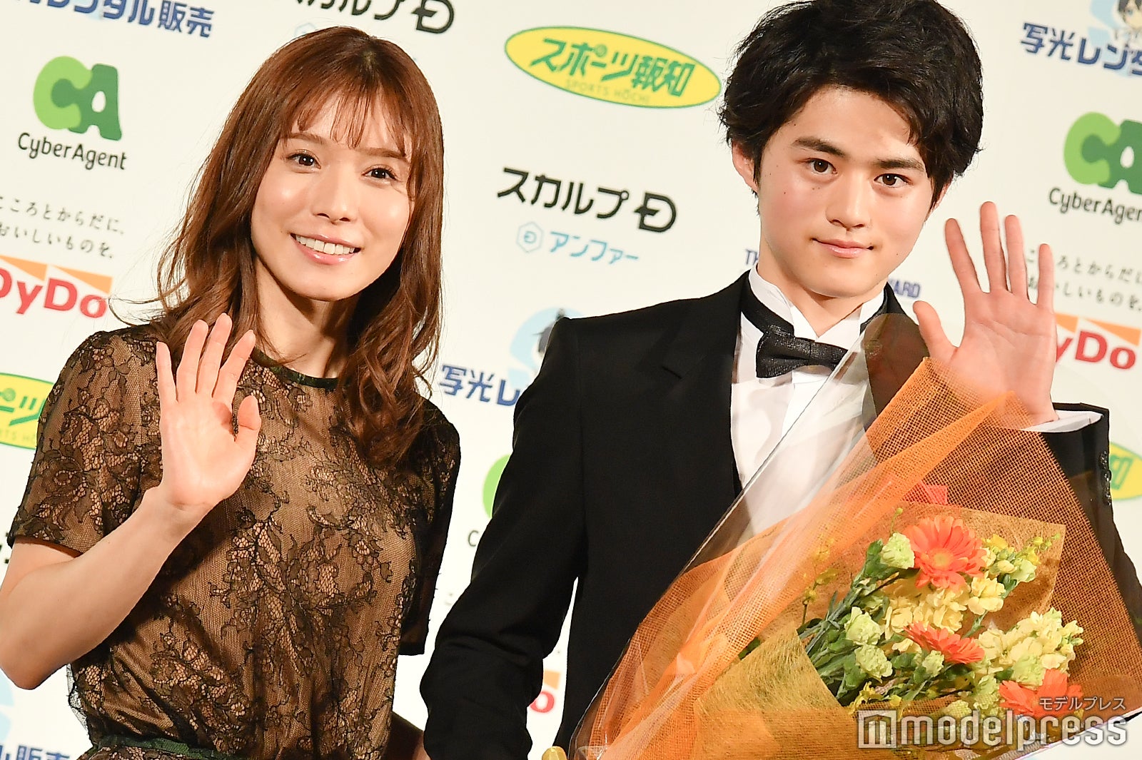 （左から）松岡茉優、鈴鹿央士（C）モデルプレス