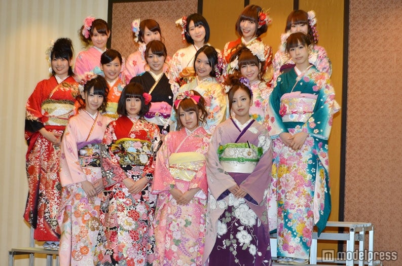AKB48メンバー前列左から柏木由紀、前田敦子、高橋みなみ、板野友美、中列左から増田有華、仲川遥香、高城亜樹、北原里英、河西智美、大家志津香、鈴木まりや、小林香菜、仲谷明香、野中美郷、米沢瑠美