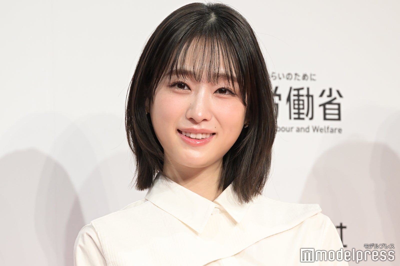 高橋ひかる、美脚輝くミニスカコーデ披露「上品な美しさ」「スタイル抜群」の声