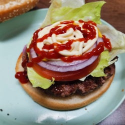 菅首相が食べなかった『バイデンノバーガー』 米国の肉マニアに具材を聞き再現