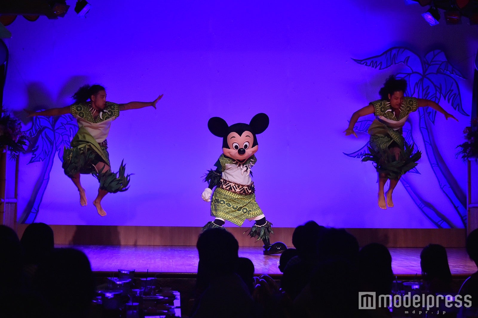 「ミッキーのレインボー・ルアウ」（C）モデルプレス