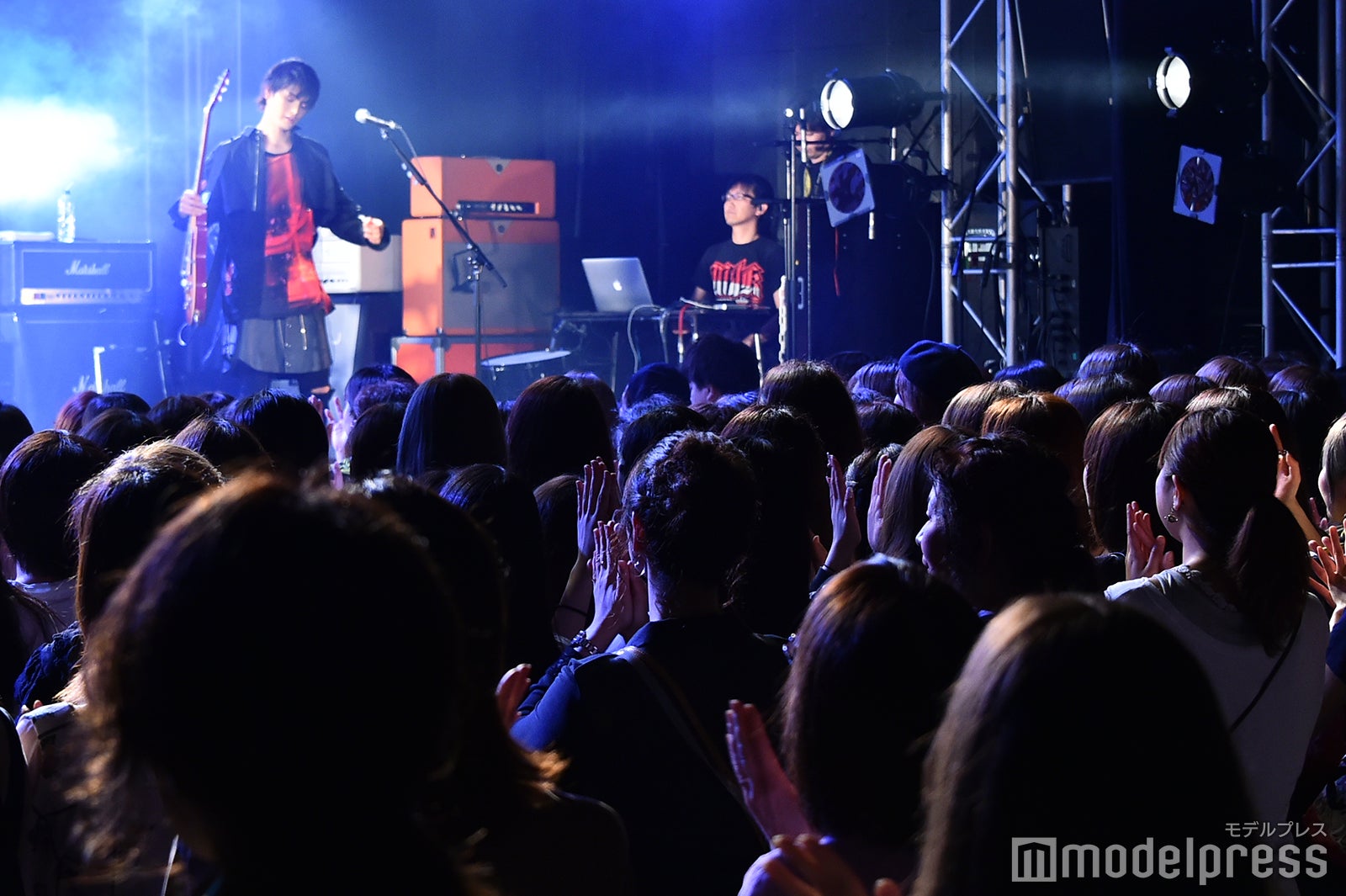 観客は大きな歓声を上げてEVENの門出を祝った （C）モデルプレス