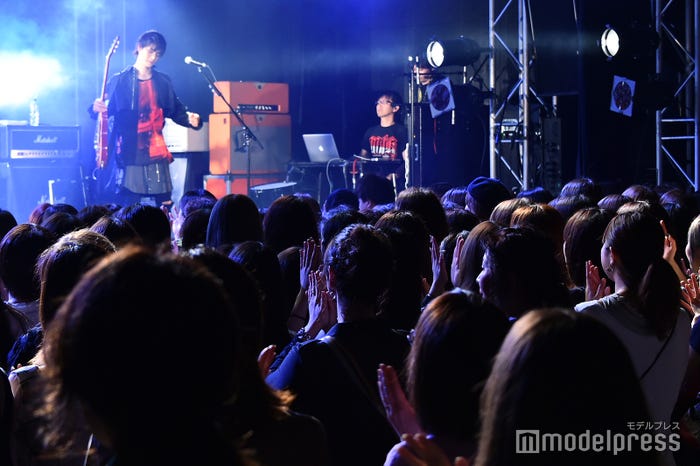 観客は大きな歓声を上げてEVENの門出を祝った (C)モデルプレス