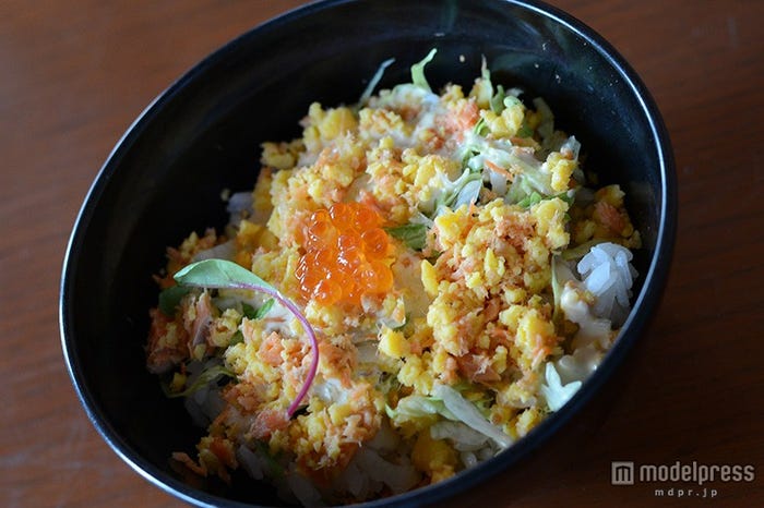 鮭と玉子とレタスのちらし丼