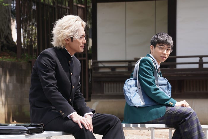 間宮祥太朗、岩男海史/「ナンバMG5」第4話より(C)フジテレビ