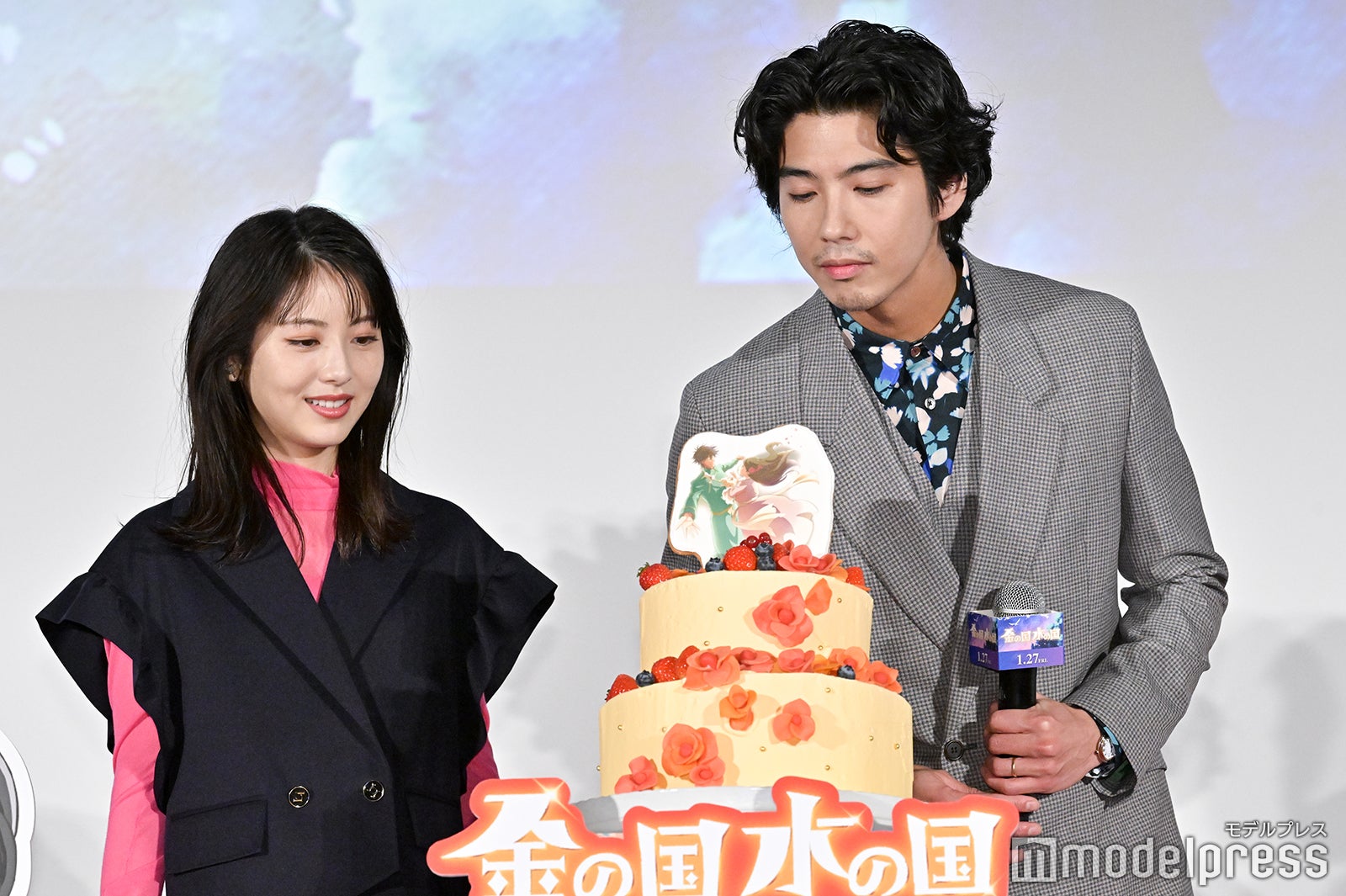 浜辺美波、賀来賢人（C）モデルプレス