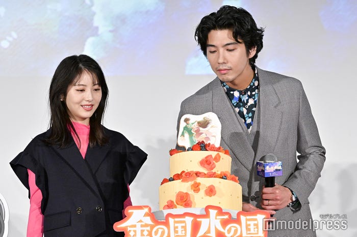 浜辺美波、賀来賢人(C)モデルプレス