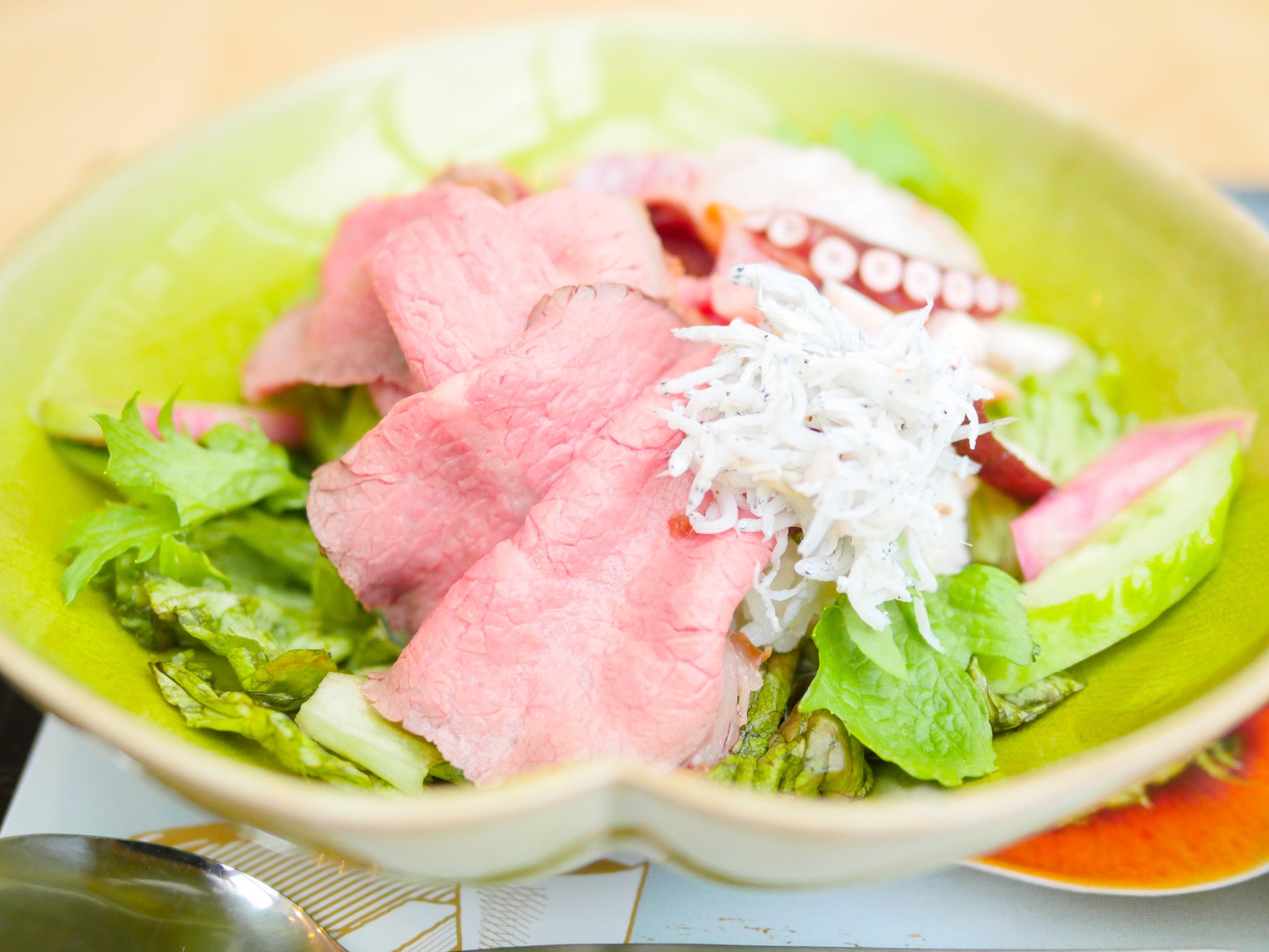 鎌倉山ローストビーフ＆湘南の野菜丼 ¥900（税別）（C）モデルプレス