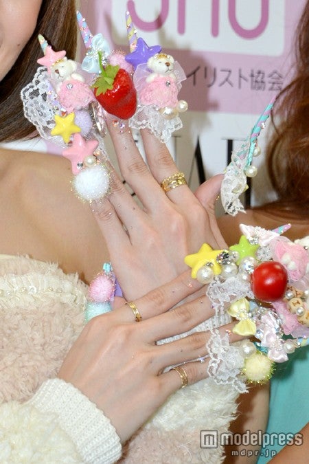 カラフルでポップな派手ネイルをアピールする南明奈