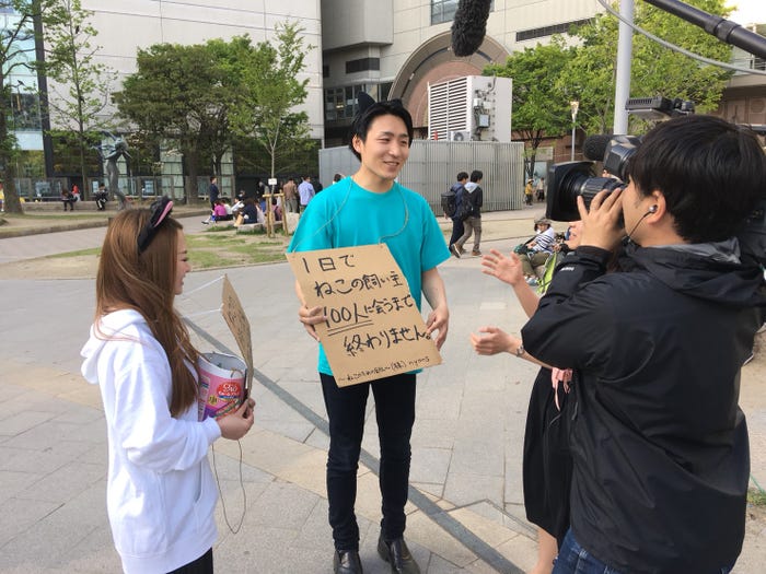 学生起業で猫の飼い主のマッチングサービスを運営していた際のTV取材のシーン(提供写真)
