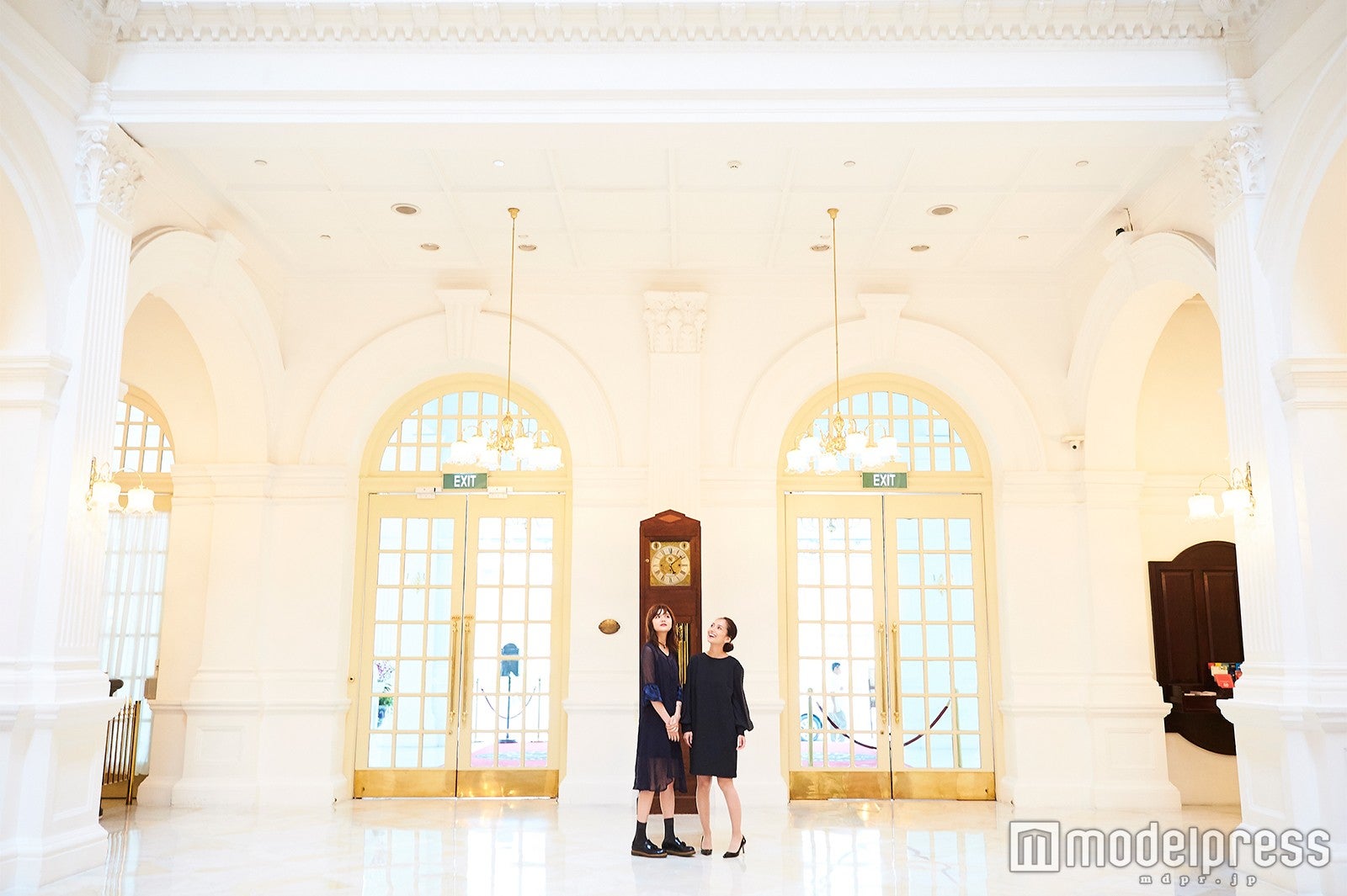 ラッフルズ・ホテル／左から：村田倫子、武智志穂（C）モデルプレス