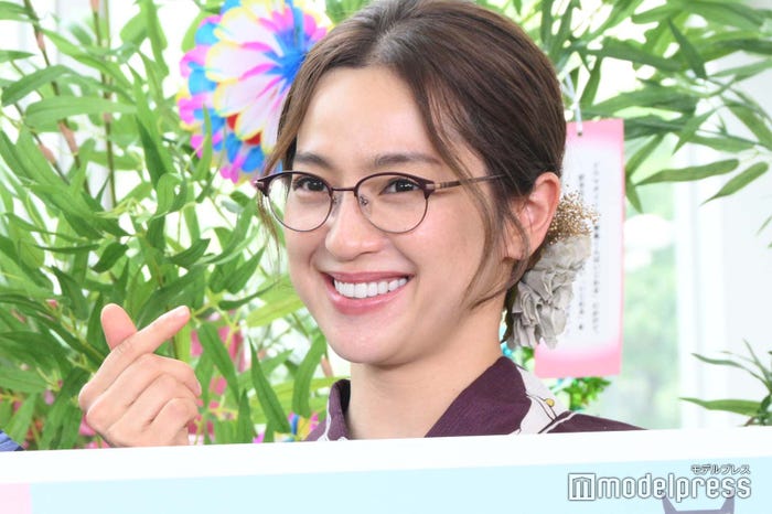 指ハートでポーズを決める中村アン(C)モデルプレス