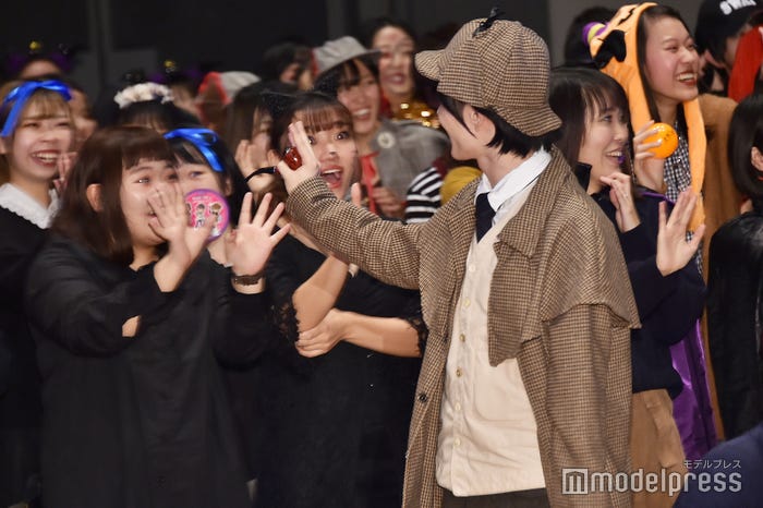 ファンに手を振る神木隆之介(C)モデルプレス