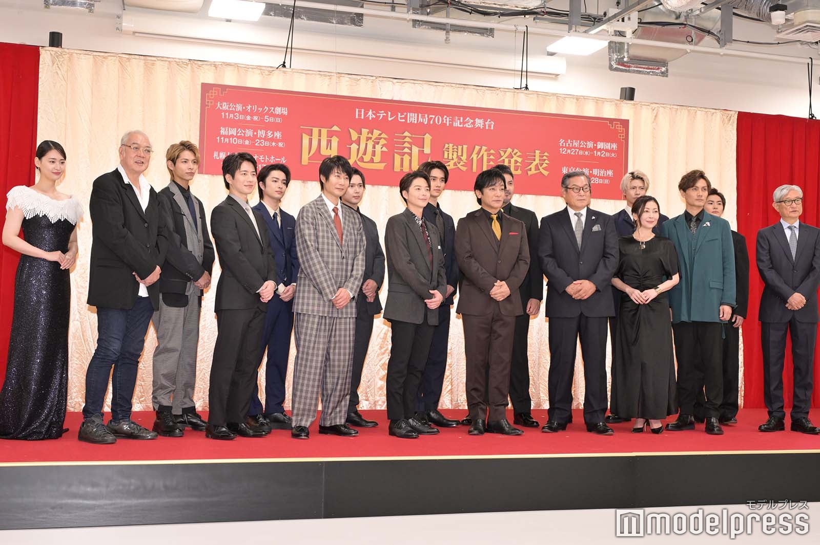 （後列左から）柳美稀、小宮璃央、曽田陵介、田村心、藤岡真威人、藤本隆宏、山口馬木也、桜庭大翔、押田岳（前列左から）マキノノゾミ氏、村井良大、戸次重幸、小池徹平、片岡愛之助、松平健、中山美穂、加藤和樹、堤幸彦氏
（C）モデルプレス