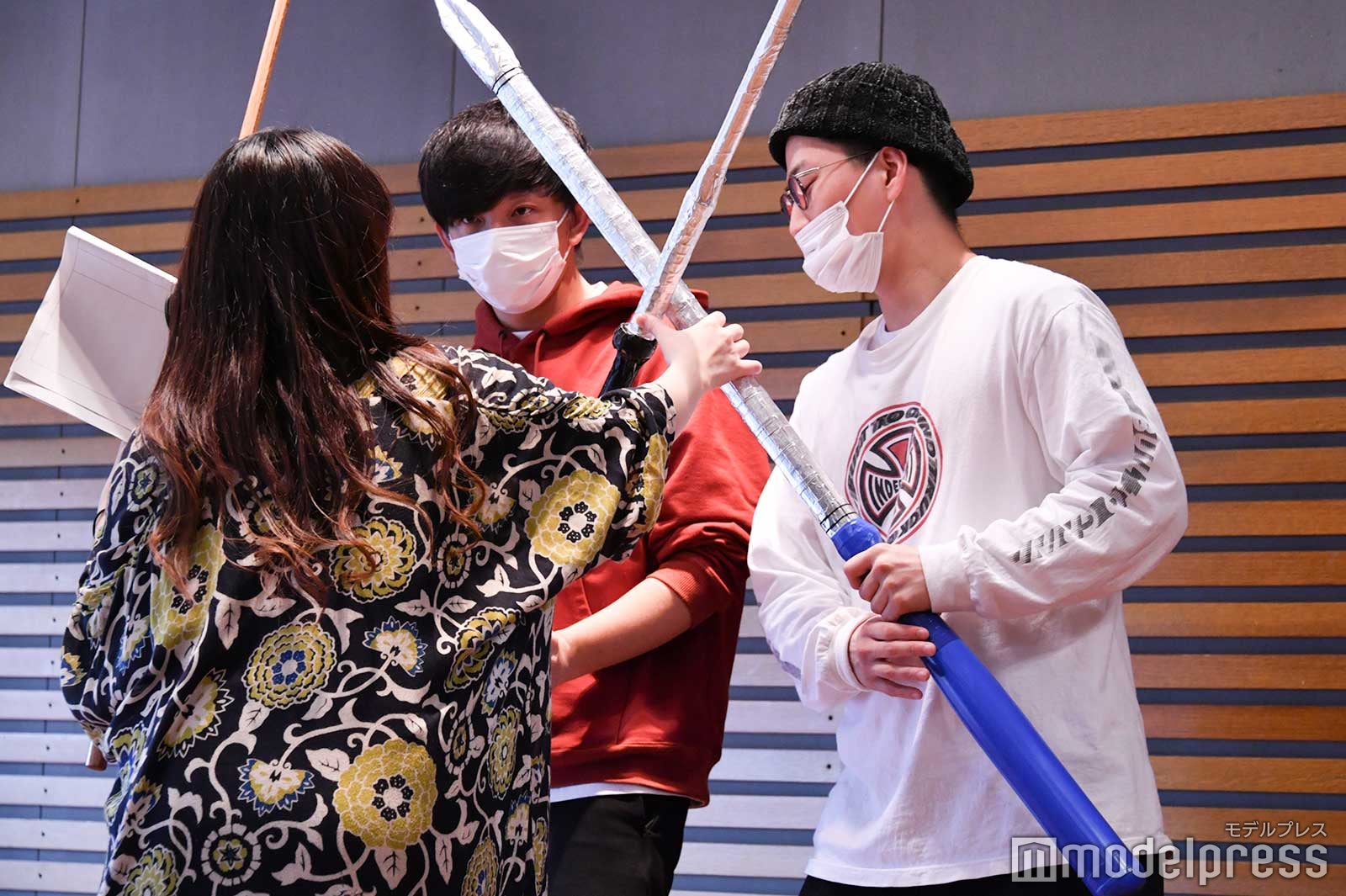 動きを合わせる向井慧、大津広次／「KOUGU維新」ミュージカル稽古密着の様子（C）モデルプレス