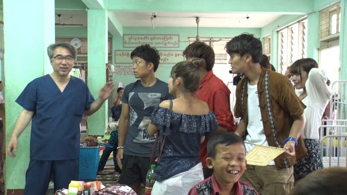 吉岡秀人医師とメンバー/「あいのり:Asian Journey」第7話より(C)フジテレビ