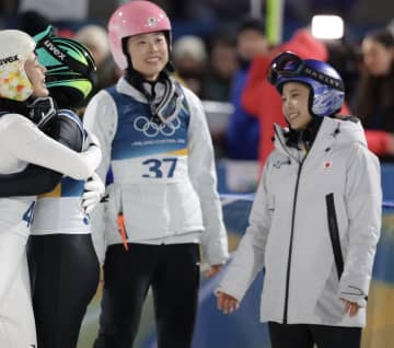 高梨沙羅、4度目の五輪終えて涙「またこの舞台に立てるなんて想像できていなかった」北京の悪夢払拭の団体銅、支えてくれた周囲に感謝「戻ってこさせてくれてありがとう」「まだまだ頑張り続けたい」