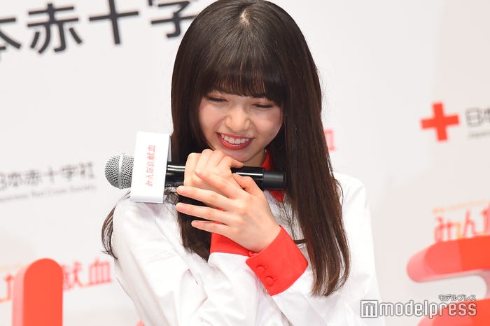 照れる齋藤飛鳥 (C)モデルプレス