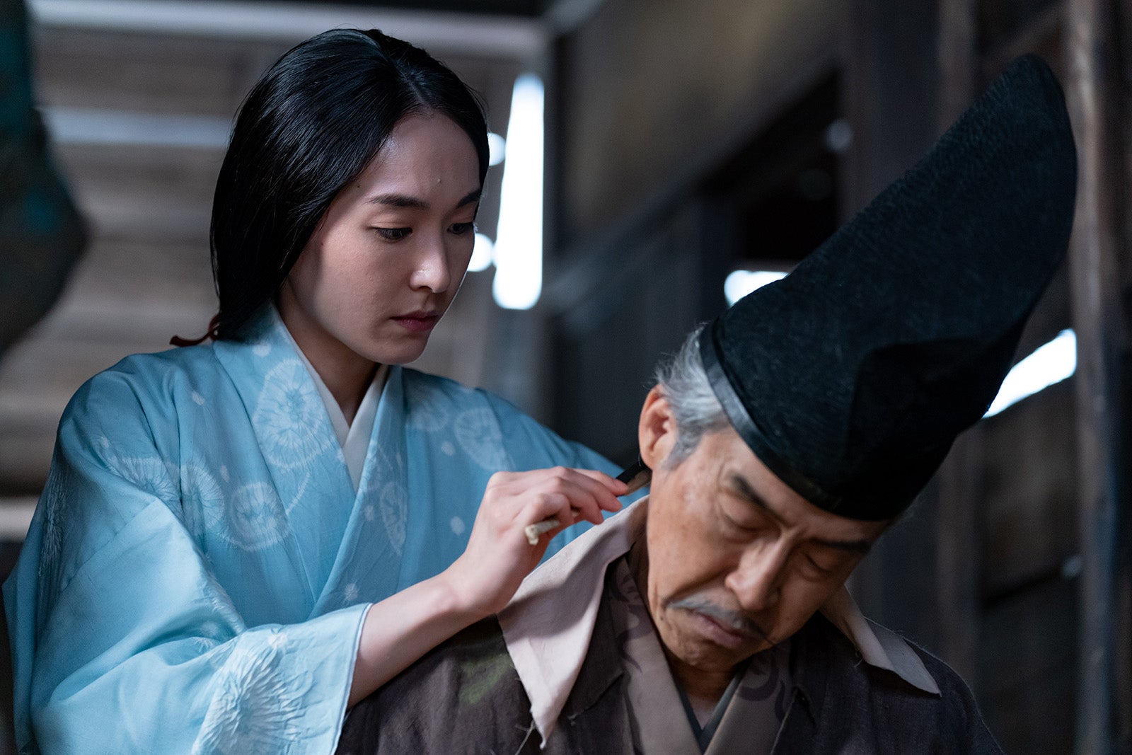 （左から）新垣結衣、浅野和之（C）NHK