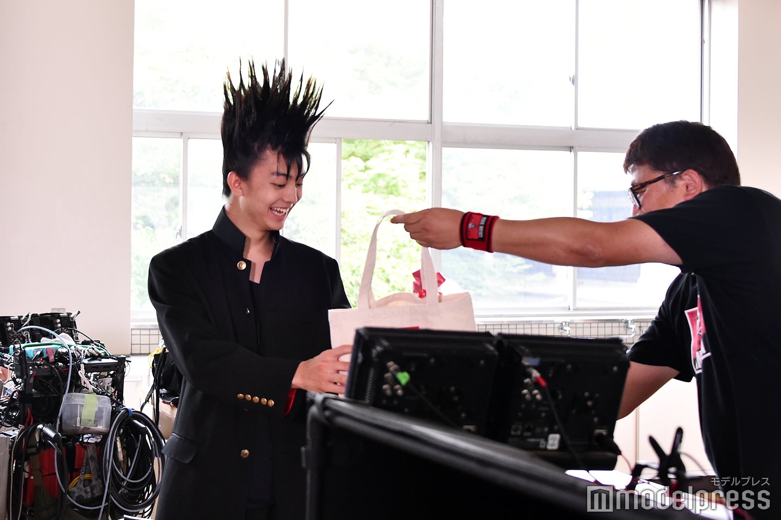 福田監督からプレゼントを受け取る伊藤健太郎（C）モデルプレス