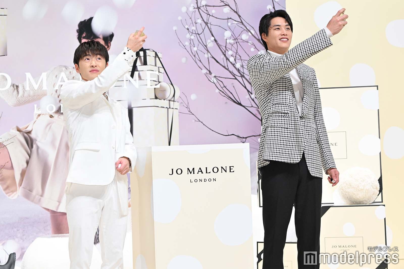 香水を振りまく佐野玲於、鈴木伸之 （C）モデルプレス