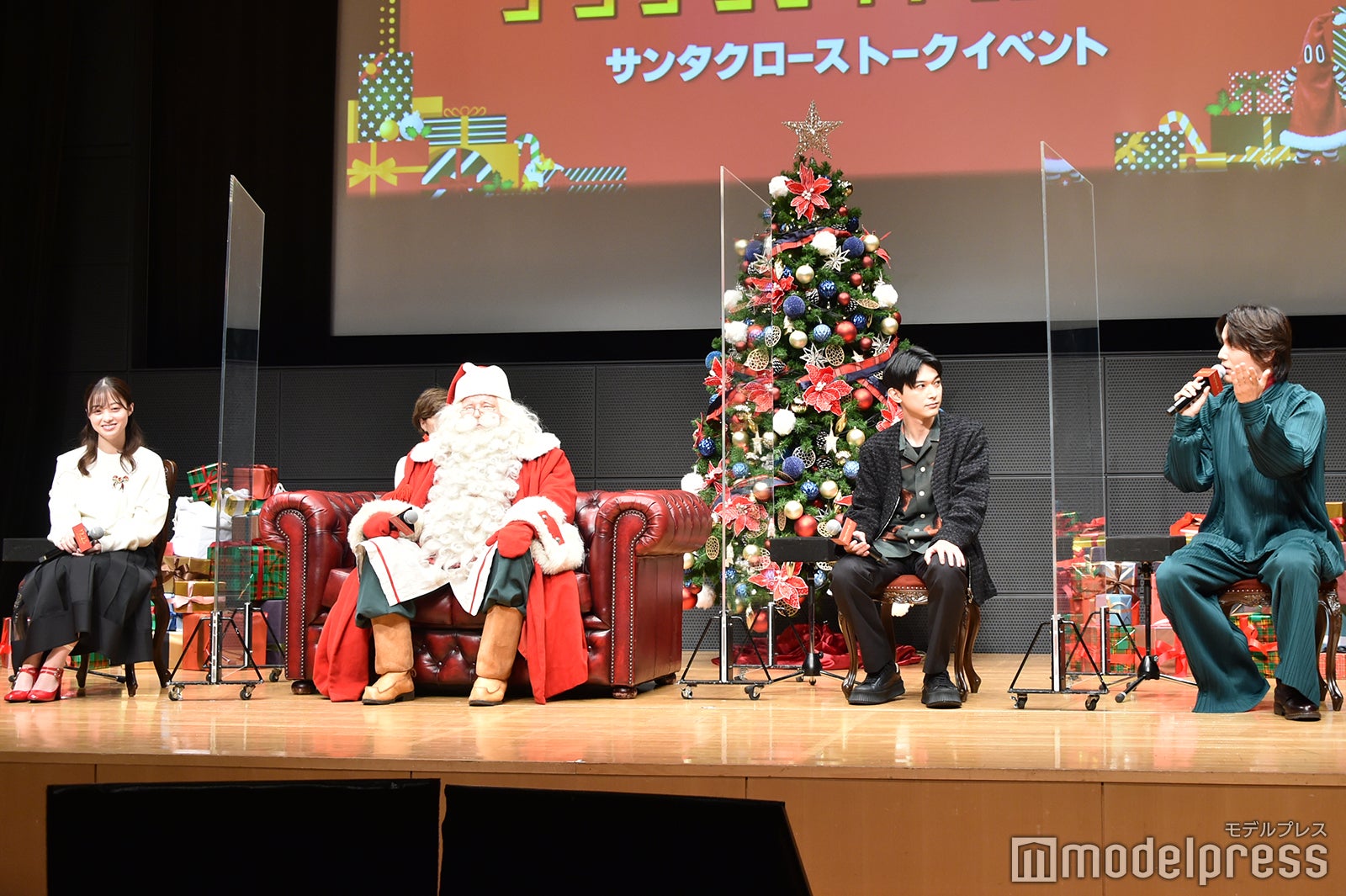 （左から）橋本環奈、サンタクロース、吉沢亮、中川大志（C）モデルプレス