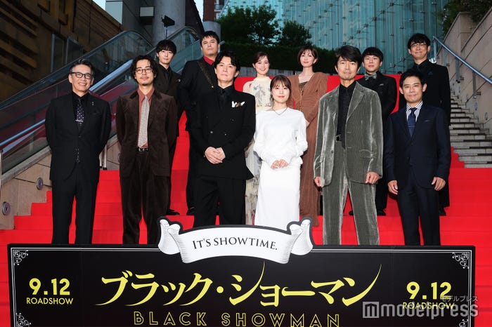 福山雅治、生田絵梨花ら「ブラック・ショーマン」キャスト陣(C)モデルプレス