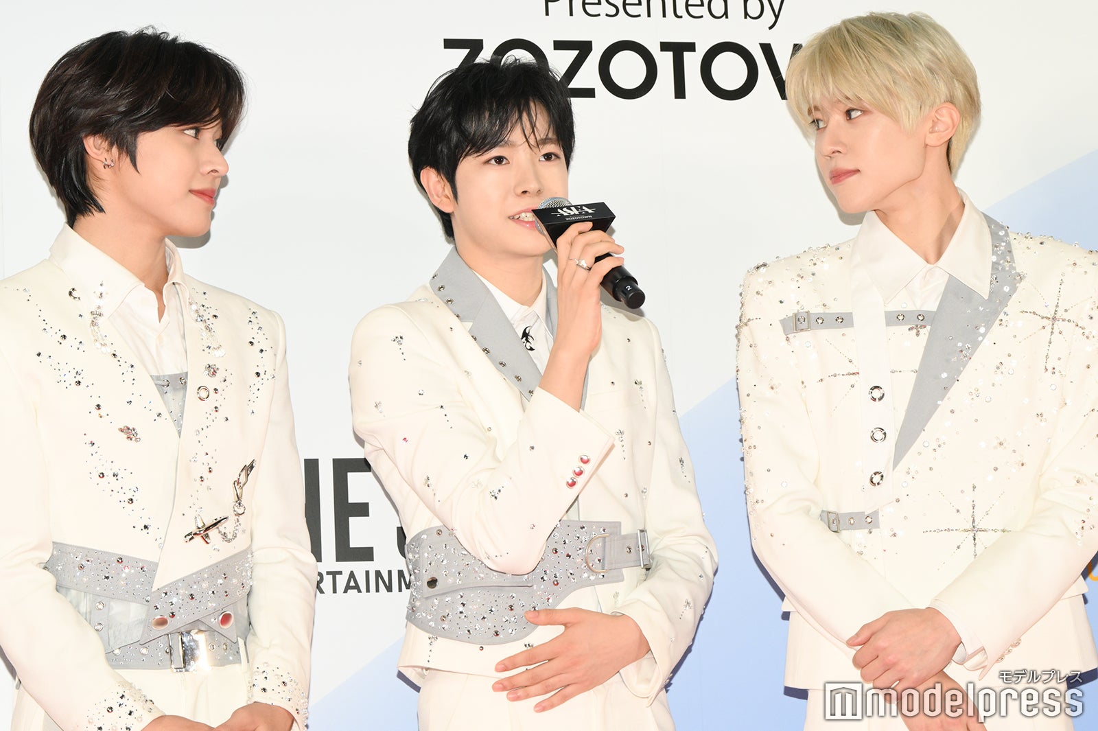 ユウシを見つめるリク、シオン（C）モデルプレス