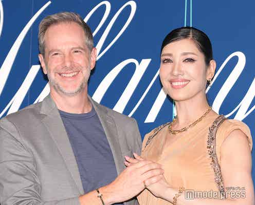 アンミカ、夫のエスコート&手繋ぎでラブラブっぷり披露<ティファニー表参道オープニングイベント>