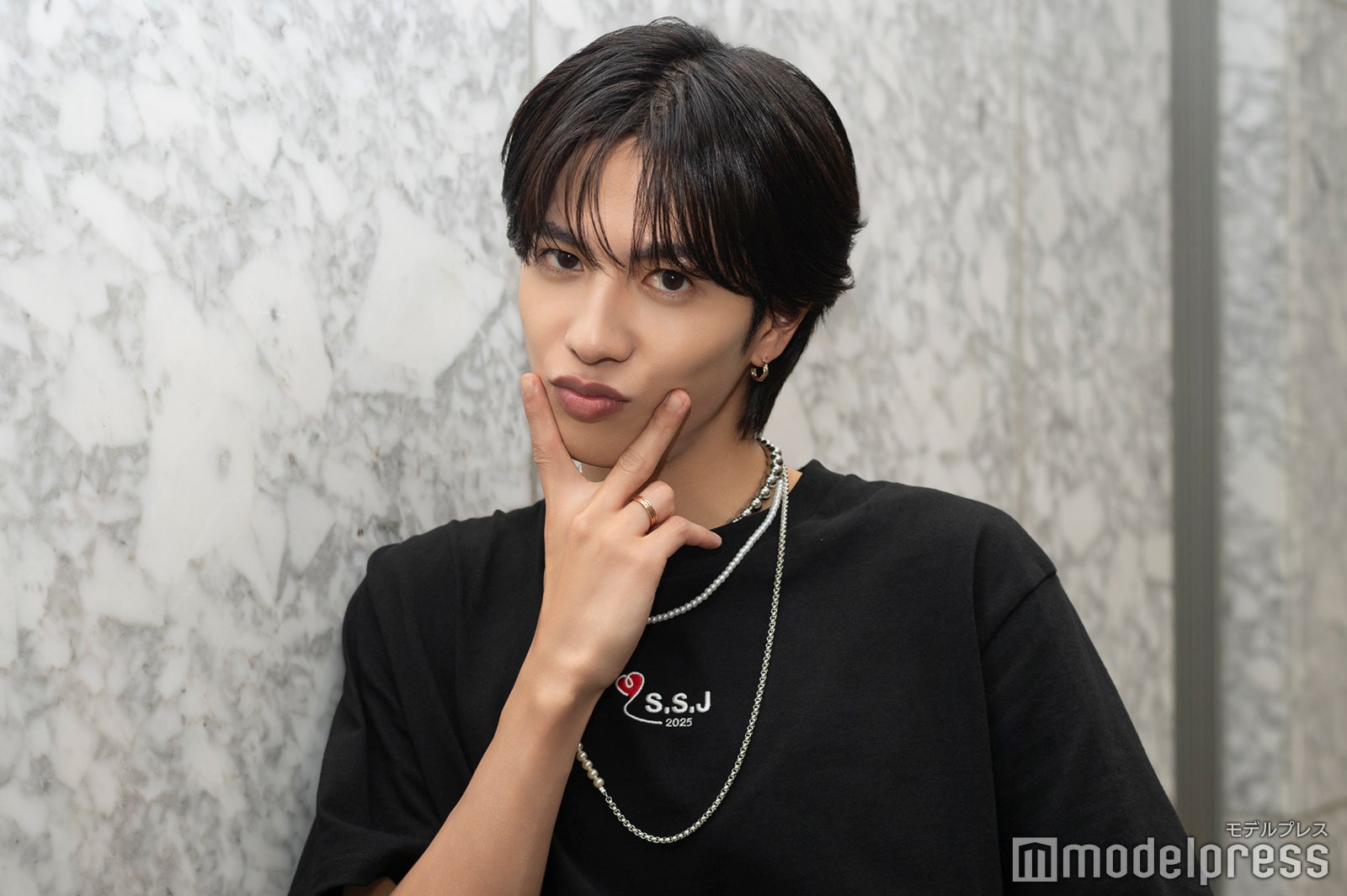 ギャルのような志尊淳（C）モデルプレス